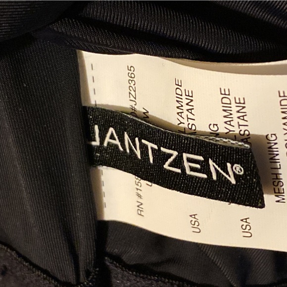 New with tags Jantzen Glamour Maillot Cap-Sleeve One-Piece Swimsuit Black 22W - Picture 9 of 16